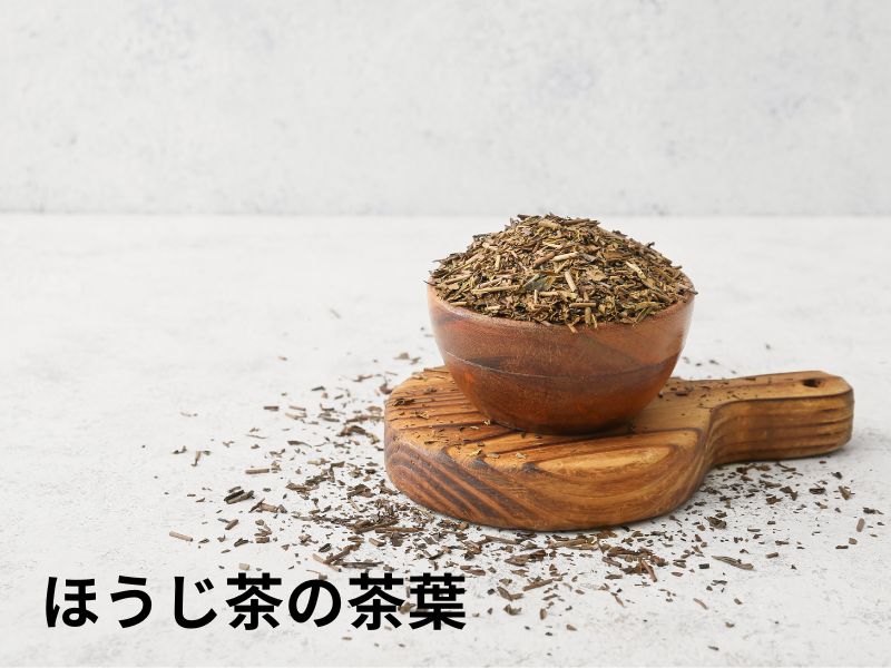 Tè verde Hojicha tostato Tè verde Hojicha, in una ciotola dopo il processo di tostatura