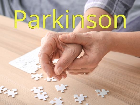 Mani che non riescono a comporre un puzzle a causa del Parkinson