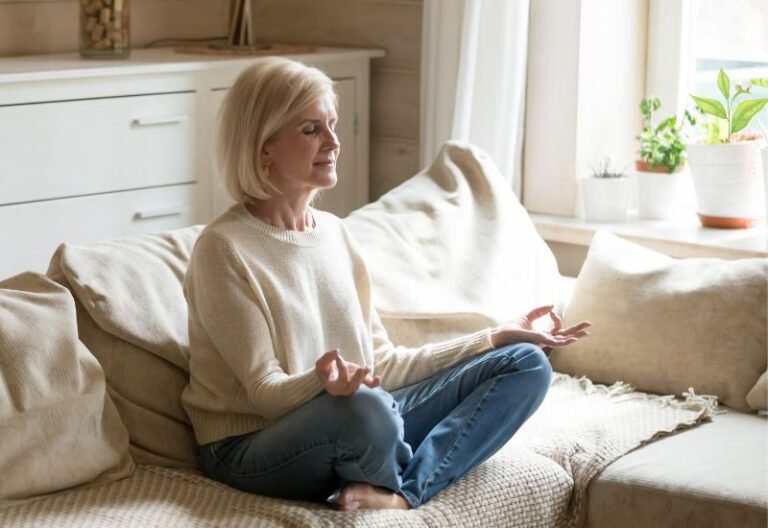 tè e meditazione - donna che medita