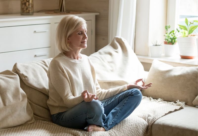 tè e meditazione - donna che medita