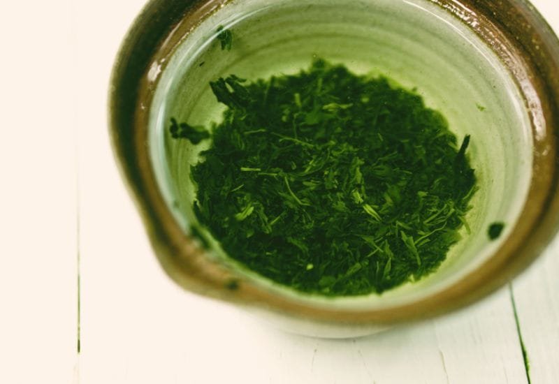 Tazza di tè Gyokuro con foglie