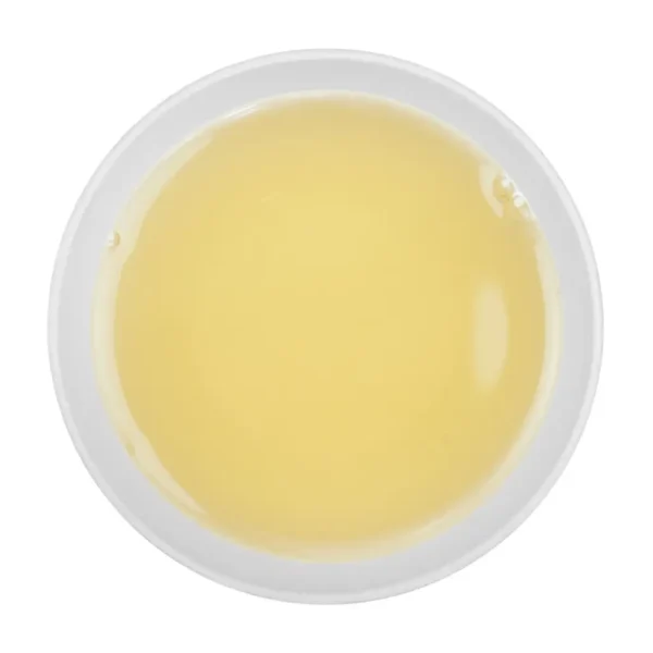 Himalayan Snow Mountain, tè bianco in foglie biologico. Dettaglio del colore in tazza