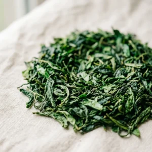 Foglie di tè verde sfuso in primo piano, simbolo degli antiossidanti del tè contenuti nelle foglie intere