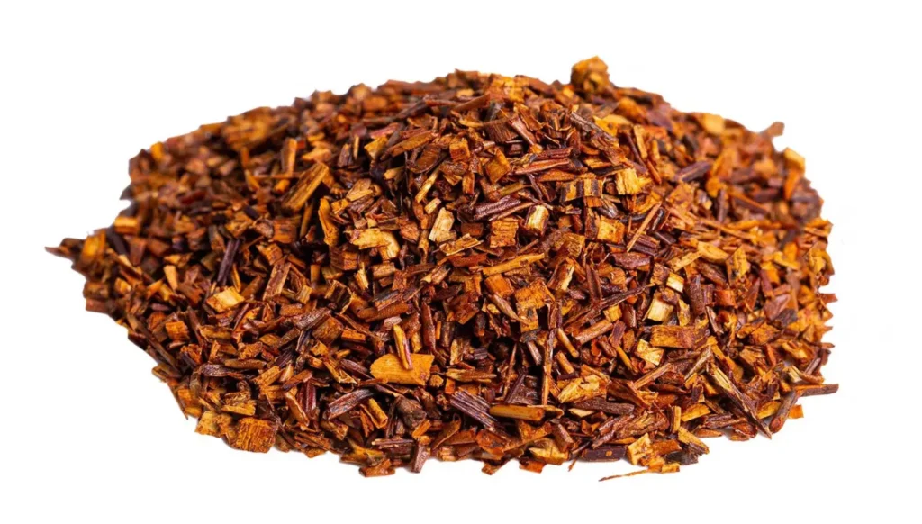 Foglie aghiformi di rooibos rosso essiccate, dal colore mogano caratteristico dopo l'ossidazione
